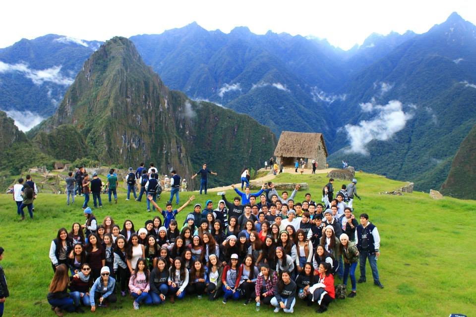 Grupo numeroso de estudiantes en foto panorámica en Machu Picchu