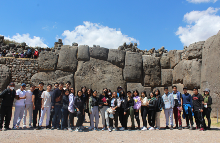 Estudiantes junto a los muros megalíticos de Sacsayhuamán en Cusco