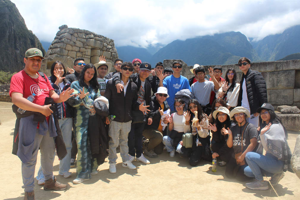 Estudiantes en el Templo de las Tres Ventanas durante viaje de promoción escolar en Machu Picchu